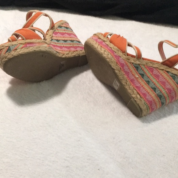 Rue 21 etc orange canvas type strappy raffia braided trim wedge sandal Size 8/9 - Picture 3 of 5